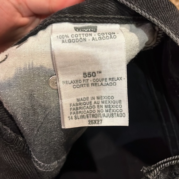 Distressed Levi’s 550 Shorts - Picture 4 of 4